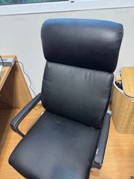 Cadeira de Escritório em Couro Preto