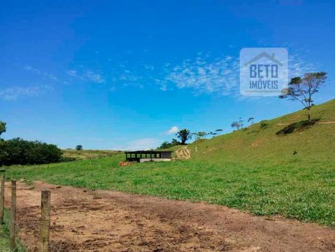 Fazenda para venda possui 9 alqueires - Carapebus - RJ