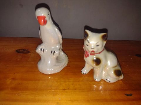 Par de Esculturas de Pássaro e Gato em Porcelana