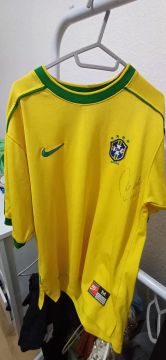 Camiseta Brasil original de 98 Tamanho M - Autografada pelo jogador Roberto Carlos 