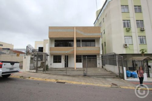 Prédio comercial em Florianópolis: Ideal para grandes negócios em expansão