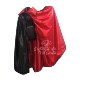 Capa de Exu preta forrada de vermelho