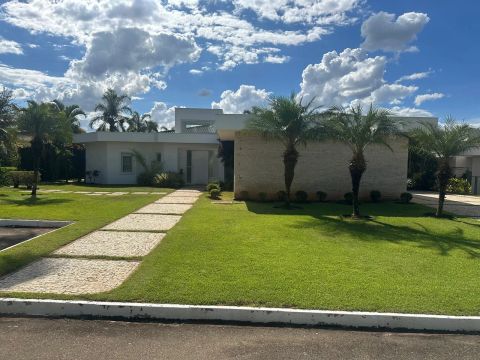 Casa moderna em condomínio fechado