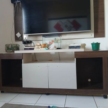 Rack para TV com 2 portas e 2 nichos