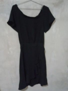 Vestido preto com babado