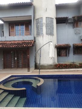Ampla casa em 2 lotes no Jardim Petropolis com 5 quartos, sendo 3 suítes, piscina, 6 vagas