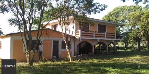 Chácara com 5 dormitórios (1 sendo suíte) de 1,6 hectare por R$ 1.300.000,00 na