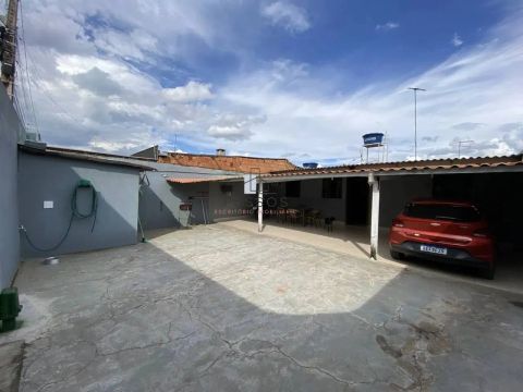 Linda Casa de Esquina com 3 Quartos ao Lado do Bevia