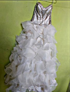 Vestido de Festa Branco com Pedrarias Douradas