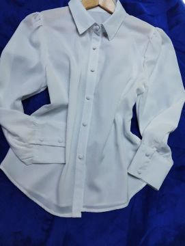 Camisa feminina  botões revestidos.