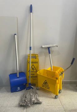 Kit de Limpeza Completo - Balde, Vassoura, Mop e Squeegee