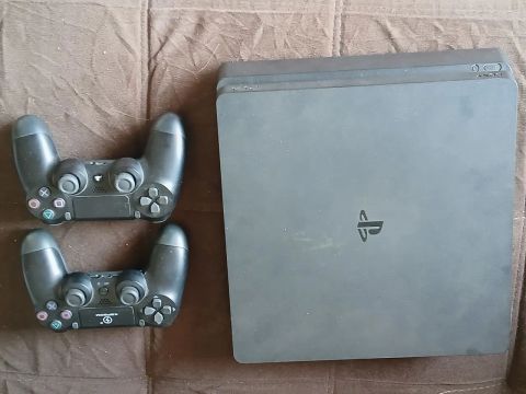 Playstation 4 Slim com 2 controles