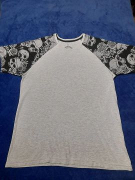 *Camiseta Caveiras e Rosas*