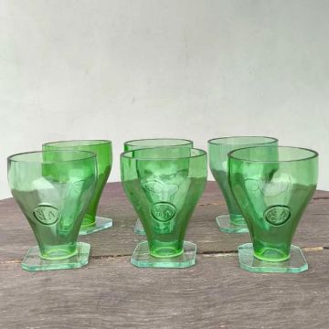 Conjunto com seis copos em vidro verde - reuso de garrafa