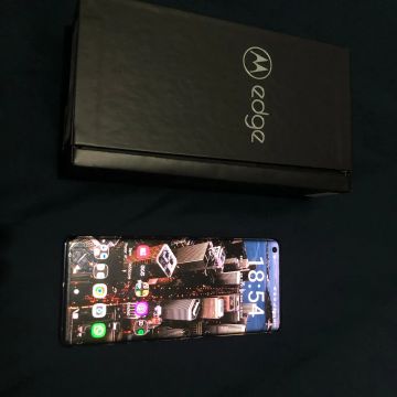 Motorola Edge - semi novo 1.050,00