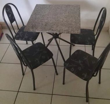 Mesa de Jantar em Granito com 4 Cadeiras