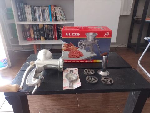 Moedor de Carne Manual Guzzo - semi novo