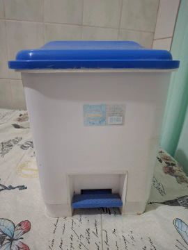 Lixeira com pedal  .15,00