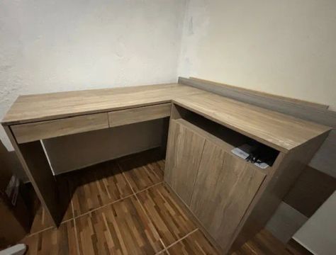 Escrivaninha e estante 