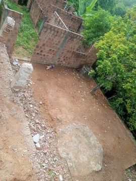 Terreno com construção iniciada