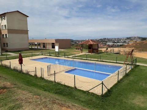 Apartamentos térreo para venda na Virgem Santa em Macaé/RJ, 02 Quartos, 1 Vaga, Armários e