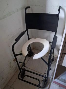 Cadeira de Banho com Assento Sanitário