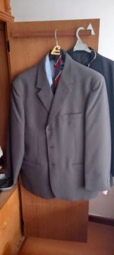 vendo 2 ternos ( preto e cinza ) e um blazer 50 
