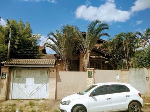 Casa residencial para alugar no bairro Cristo Rei com 190 m² e 2 dormitórios/quartos.