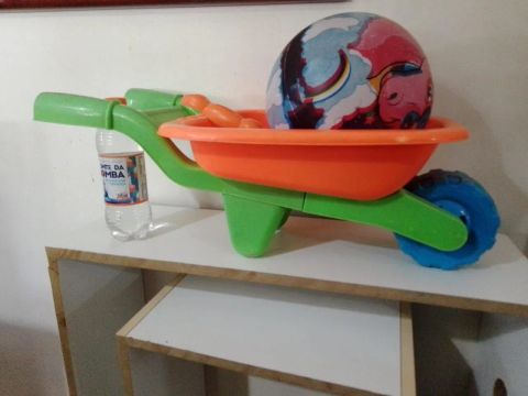 Carrinho de mão infantil com bola vinil