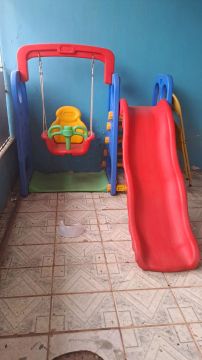 Lindo Escorrega com balanço 