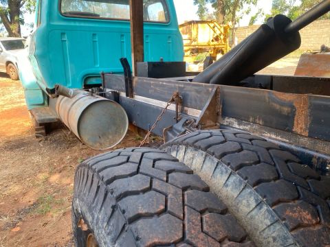 Caminhão basculante Ford F600 