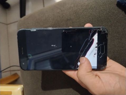 Smartphone Android com Tela Quebrada