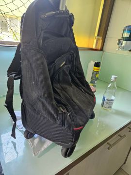 Mochila de rodinhas preta - ótima para viagens!