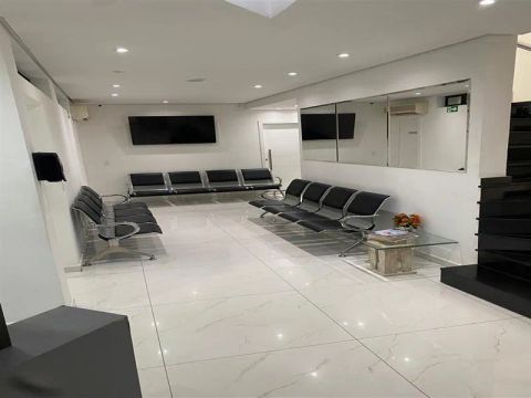 Prédio comercial com 3 andares e 24 salas.