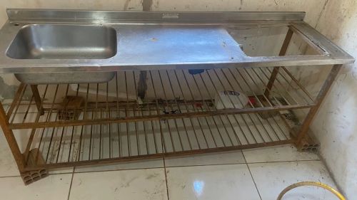 Pia de aço inox com base de ferro