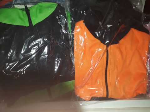 Blusa com elástico na cintura e bolsos com zíper na frente