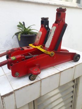 Dois jacarés hidráulicos, um com roda fixa e outro com rodas giratórias até 2 toneladas