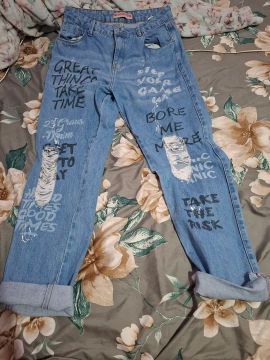 Jeans customizado com frases estilosas