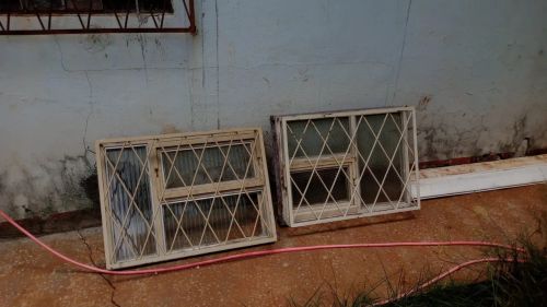 Janelas de ferro com grades - Usadas