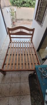 Cama de madeira de solteiro