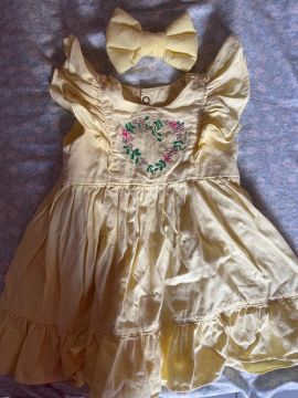 Vestido de bebê menina com laço - amarelo claro