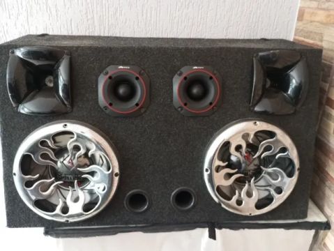 Vendo caixa selada com 2 falantes Bomber, 2 cornetas e 2 twitter (0,80 cm X 0,40).