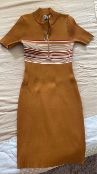 Vestido justo caramelo de tricot com zíper