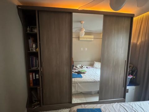 Guarda-Roupas com Espelho e Prateleiras