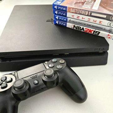 Playstation 4 Slim com Controle - Semi-novo
