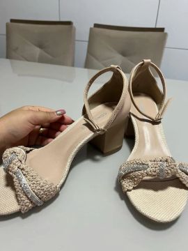 Sandália feminina bege com detalhe em crochê