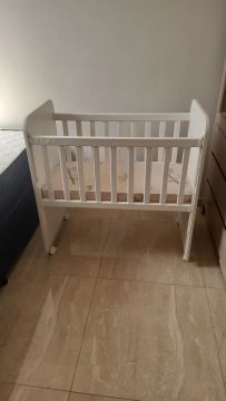 Berço novíssimo com rodinhas e colchão 