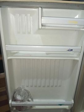 Frigobar semi novo 