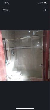 Casa com banheiro e box de vidro,cozinha,banheiro,área de serviço 