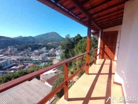 Excelente casa de 2 quartos, reformada, com linda vista da cidade.